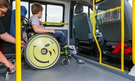 Enfant en fauteuil dans un minibus adapté