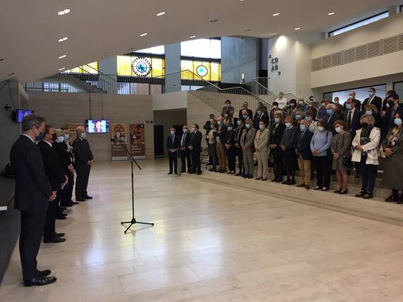 Elus et agents du Département unis dans une même émotion, ce matin, à l'Hôtel du Département (Troyes)