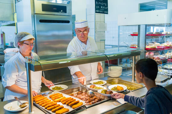 Deux agents des cuisines au self d'un collège