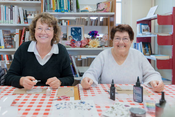 Des seniors participent à un atelier de création de bijoux assuré par les Recyclades d'Emma à Barberey-Saint-Sulpice